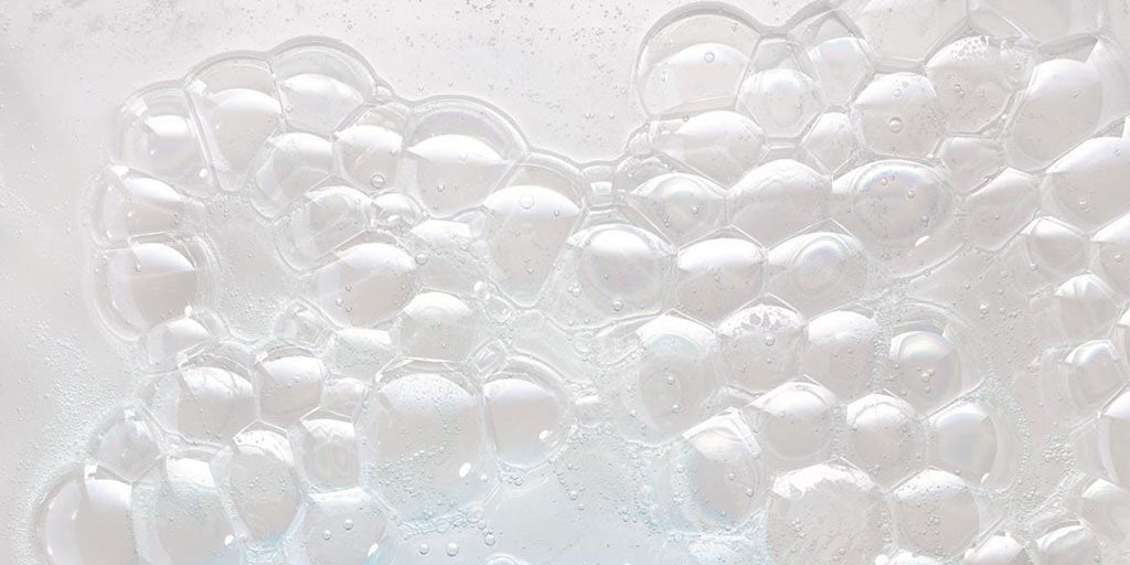 Importância de limpar a pele com tendência a acne