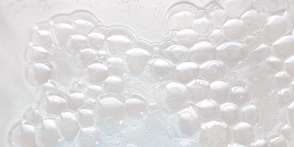 Importância de limpar a pele com tendência a acne