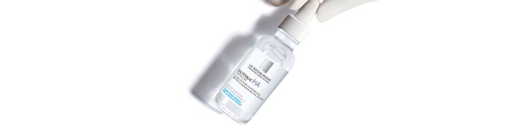 Sérum Glycolic HA segurado por uma mão