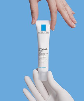 Imagem de duas mãos segurando o produto Effaclar | La Roche-Posay
