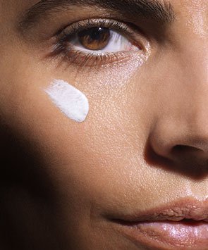 Mulher com um produto no rosto | La Roche-Posay