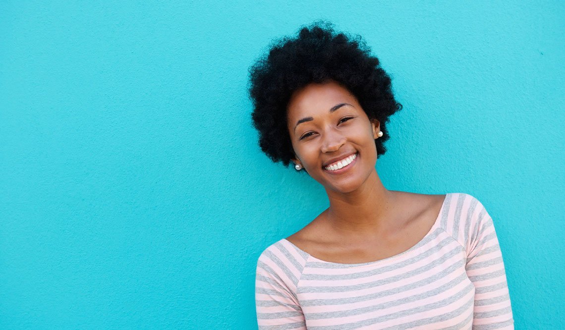 Mulher sorrindo e com a pele saudável