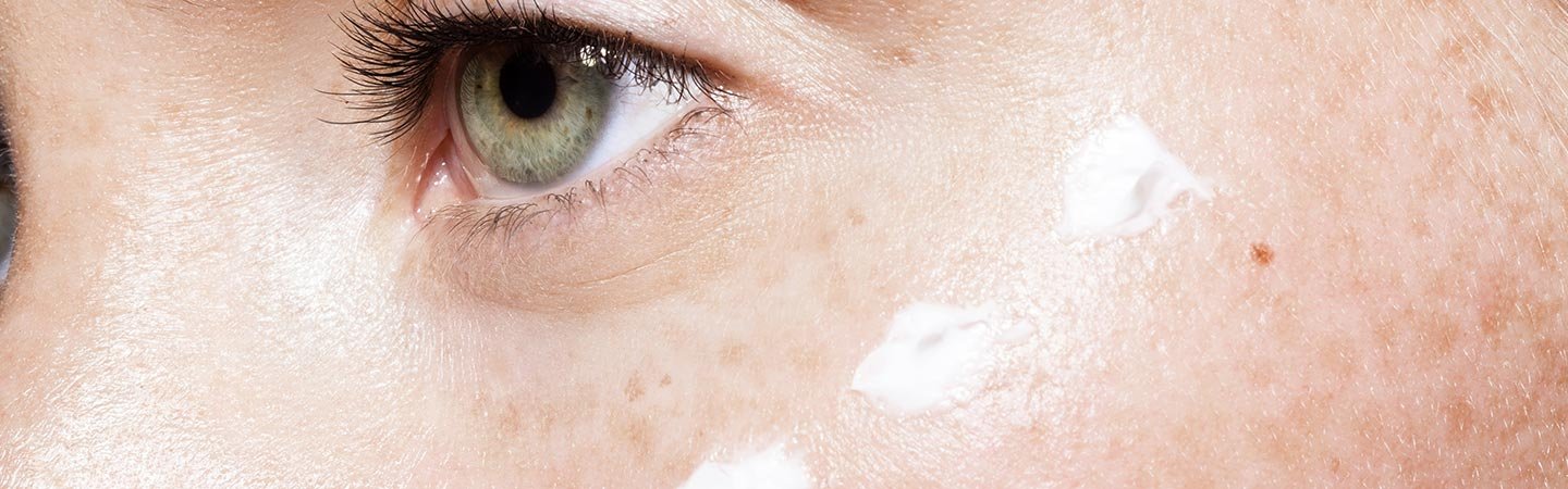 Creme para área dos olhos destinado a peles danificadas, com design minimalista.